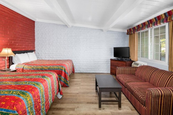 Fallbrook Country Inn image 11